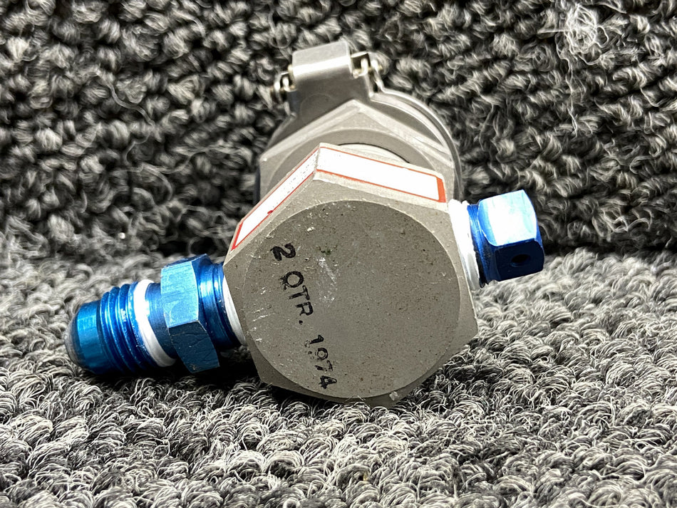 C166006-0109 (Use: C166006-0104) Cessna Oxygen Outlet w Straight Fitting & Lid