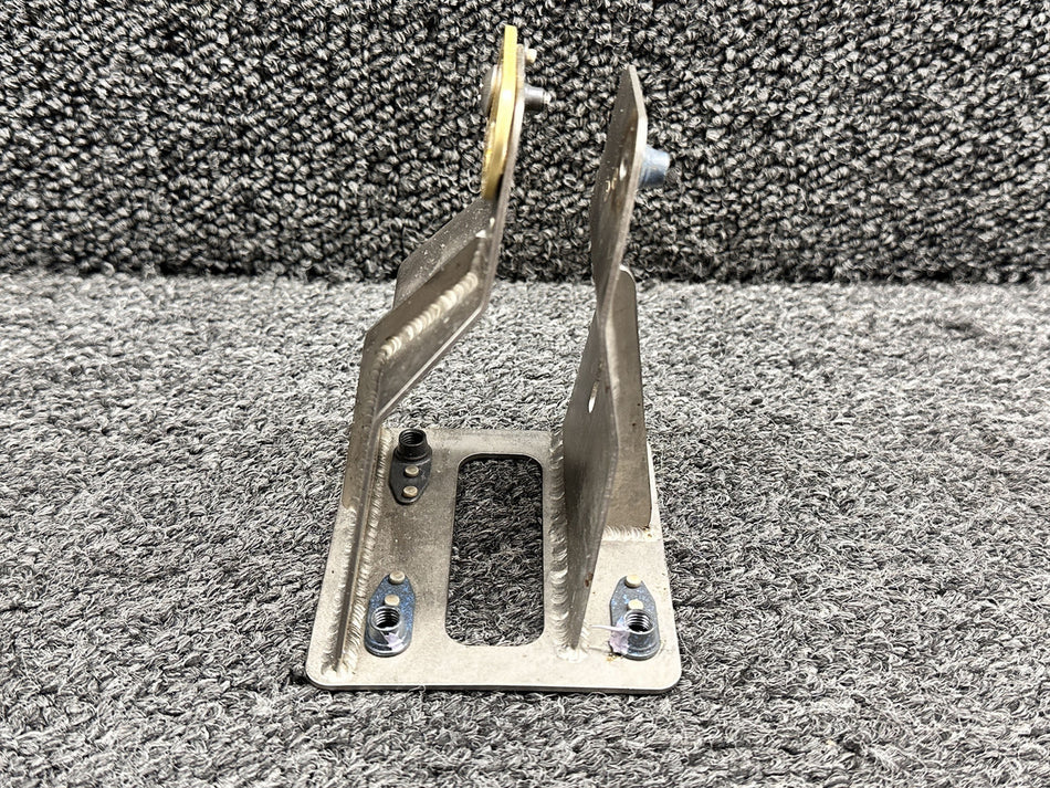 LA57271022 (FSO: 2861100-2) Aileron Bellcrank Bracket RH with Bolt Lock