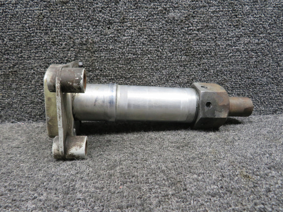 0441164-1 Cessna 150H Main Landing Gear Axle with Plate and Nut