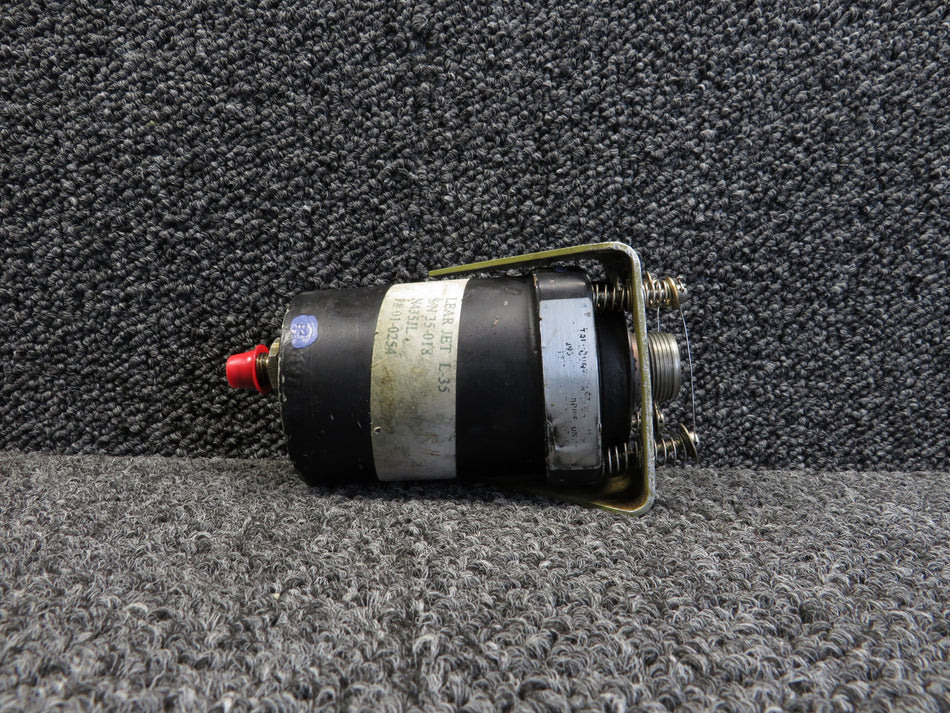 MS28005-3 (Alt: ST-4H) Gates Learjet Oil Pressure Transmitter with Bracket