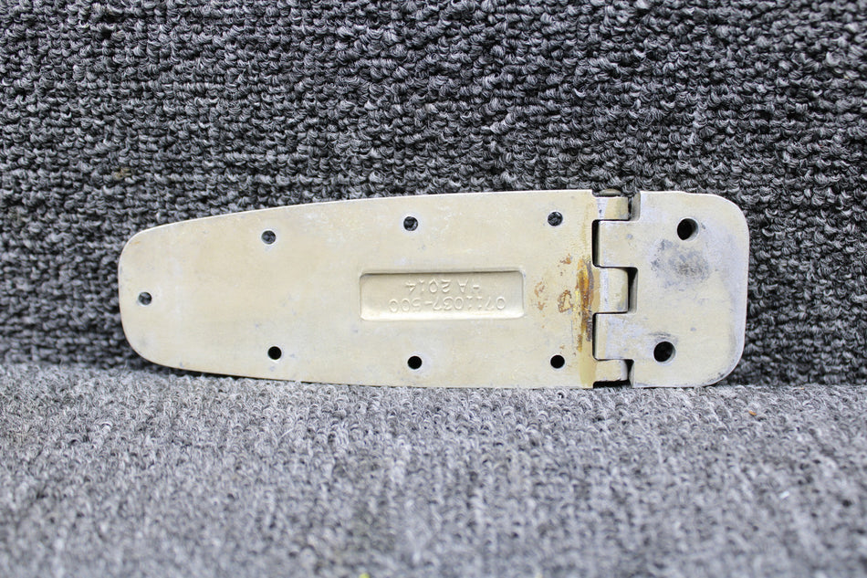 0711037-19, 0711037-21 Cessna 210L Cabin Door Hinge Assy Lower LH (Unpainted)