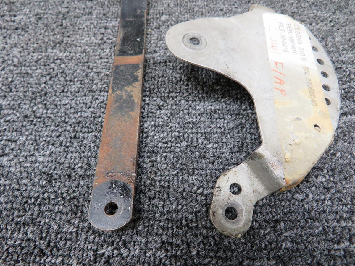 Cessna Aircraft Parts 1261647-1, 1213486-1 Cessna 210B Cowl Flap Position Bracket with Lever