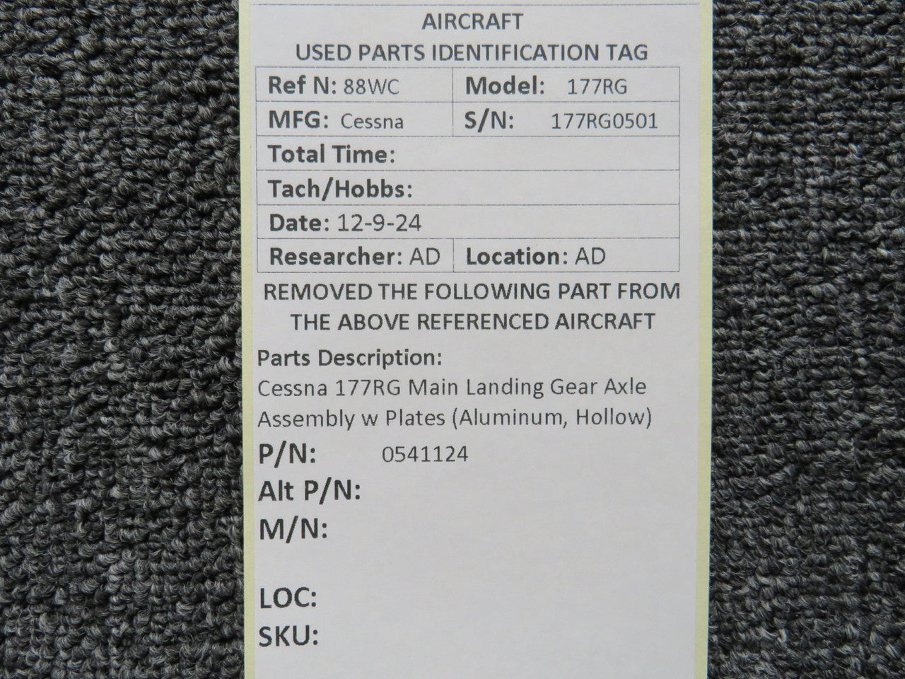 0541124 Cessna 177RG Main Landing Gear Axle Assembly w Plates