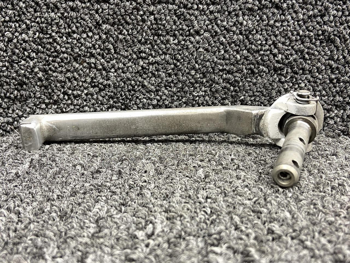 Cessna Aircraft Parts 5111525-2, 5111518-1 Cessna 414 Upper, Outer Cabin Door Handle with Spindle