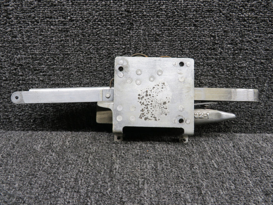 0711020-8 (Use: 0711020-12) Cessna 210 Cabin Door Latch Assembly RH (Wear)