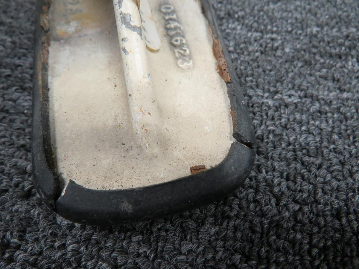Cessna Aircraft Parts 0741623-1, 0741623-4 Cessna 182P Main Landing Gear Step with Tread