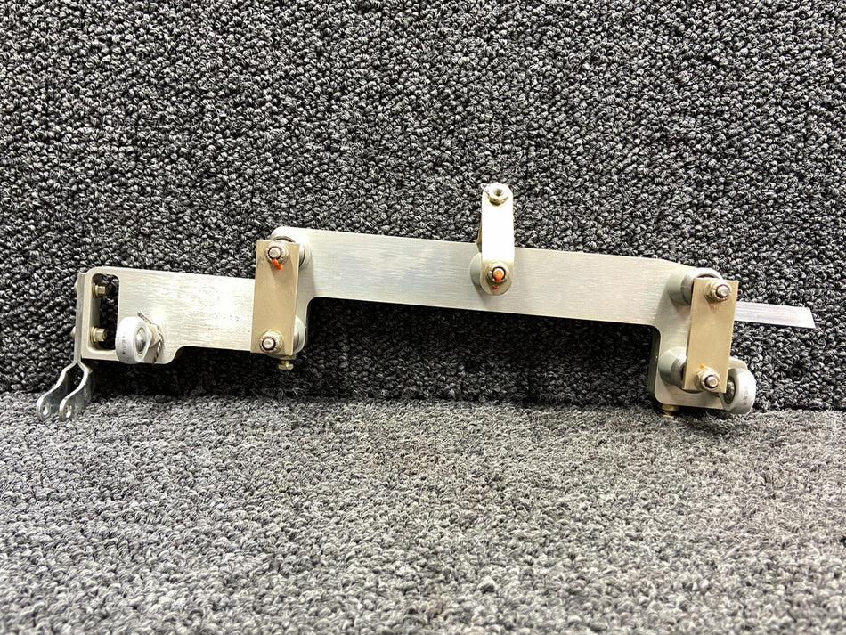10653-005, 10517-002 Cirrus Control Yoke Bearing Mount RH w Rollers & Bracket