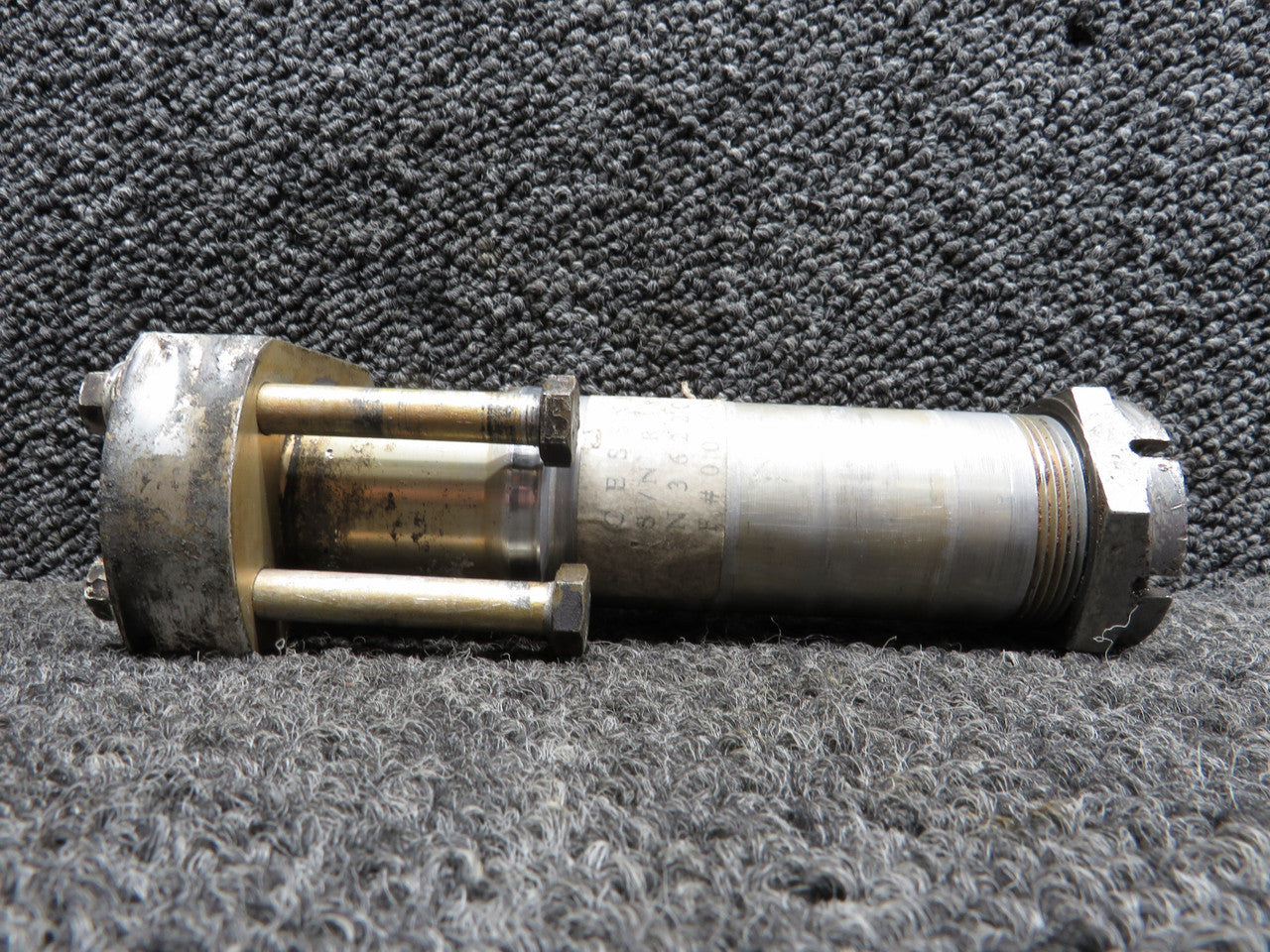 Cessna117出品　2個口 0541124-1 Cessna R182 Main Landing Gear Axle Assembly with Nut