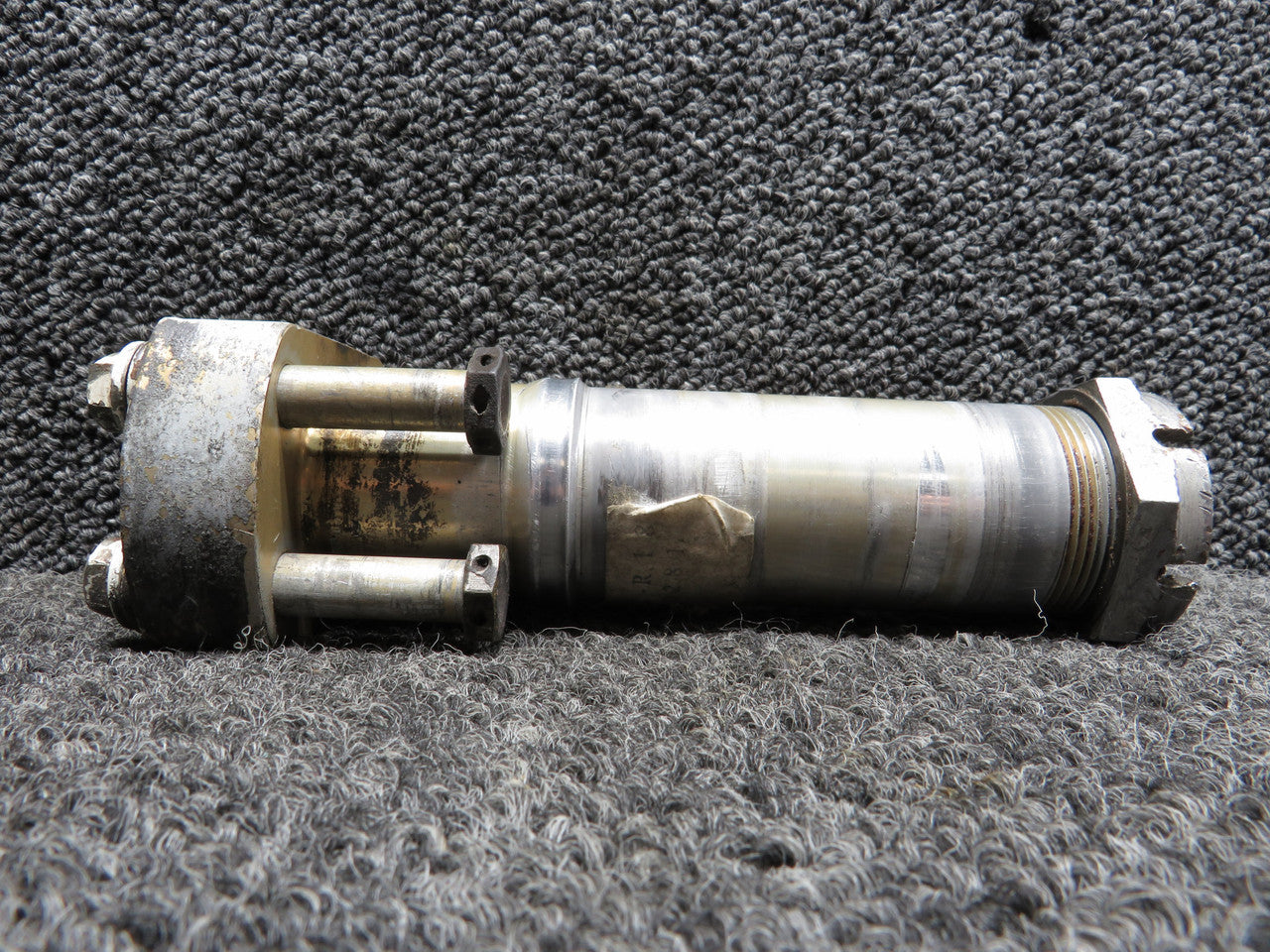 デンタル・ビジュアライゼーション 0541124-1 Cessna R182 Main Landing Gear Axle Assembly with Nut