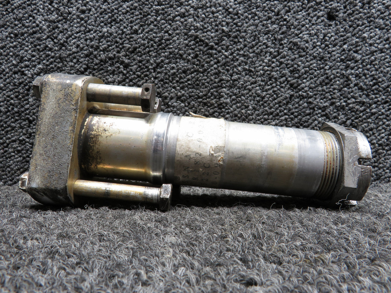 0541124-1 Cessna R182 Main Landing Gear Axle Assembly with Nut