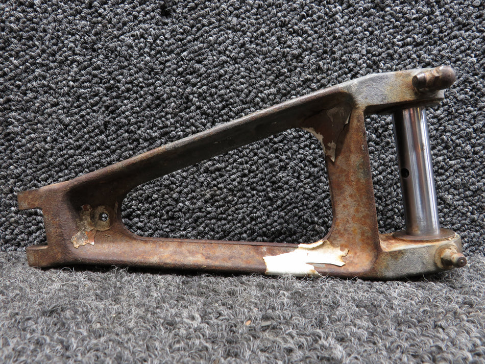 50-810295-17 Beech KA-90 Main Landing Gear Lower Torque Knee Assy w Pin (Rust)
