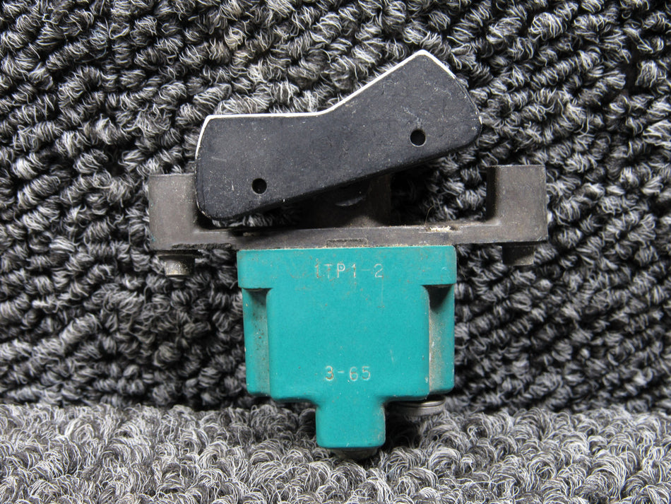 1TP1-2 SPL-Circuitry Maintained Pressure and De-Pressure Rocker Switch