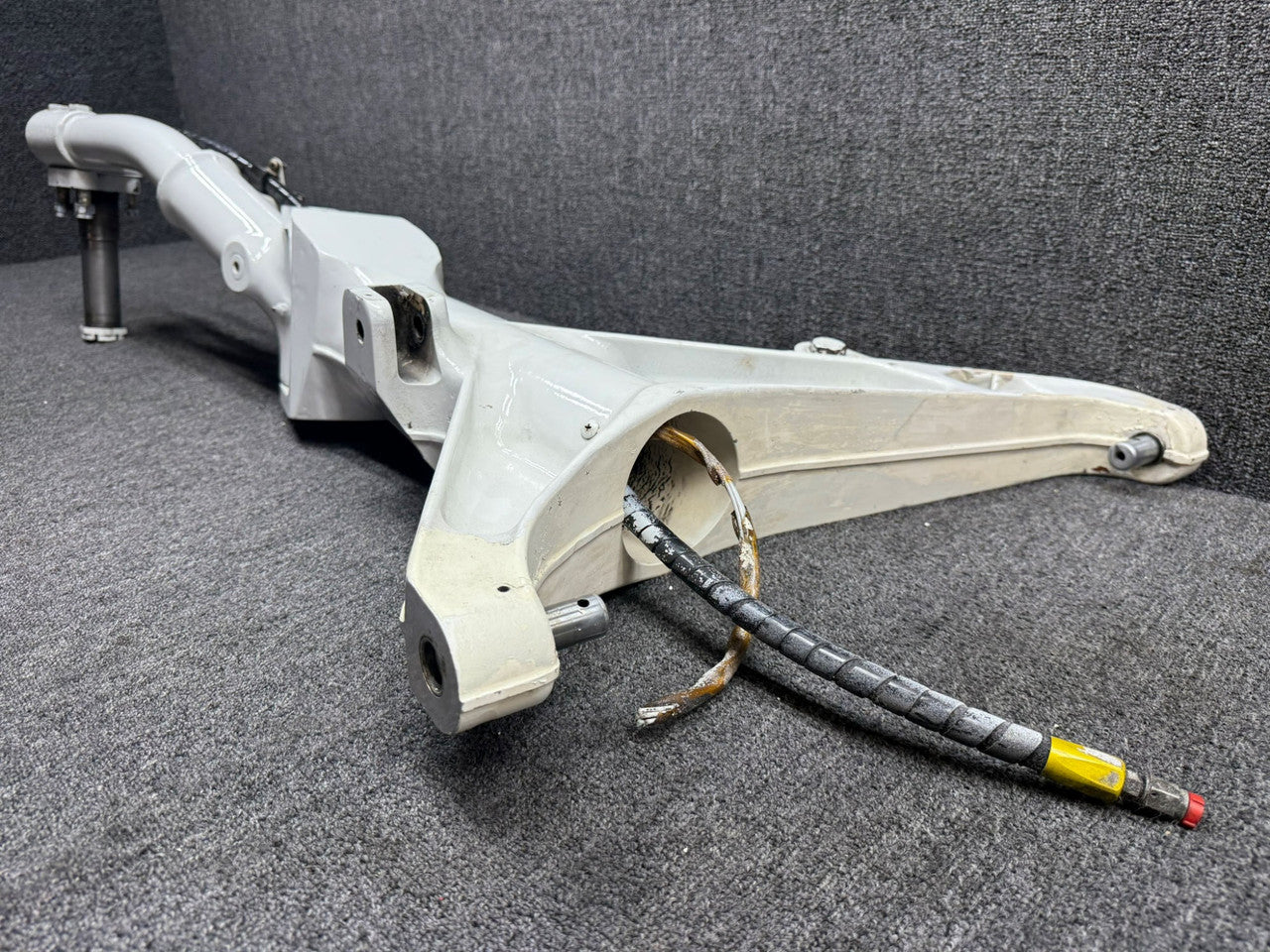 2541040-1, 2541041-1 Cessna T303 Main Landing Gear Assembly LH 2541040-1, 2541041-1 Cessna T303 Main Landing Gear Assembly LH