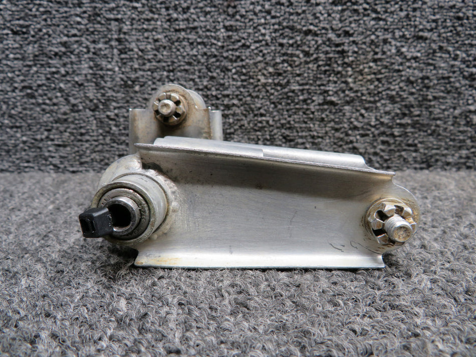 0862100-14 Cessna 310Q Flap Bellcrank Assy RH (Outboard Wing, Inboard)