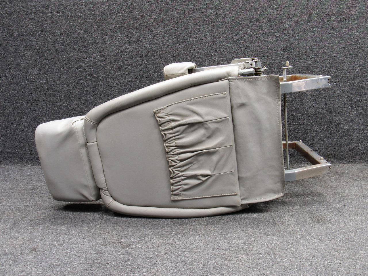 Cessna117出品　2個口 5119312-1 Cessna 421 Passenger Forward Facing Seat Assembly LH