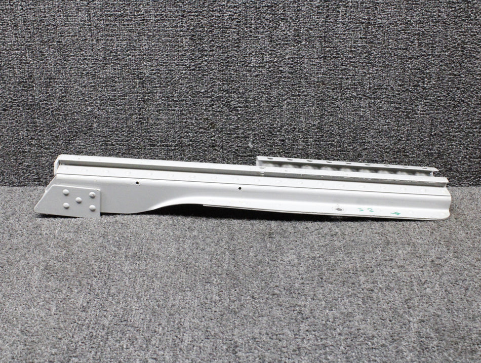 0812987-7 Cessna 310L Center Seat Inboard Seat Track RH
