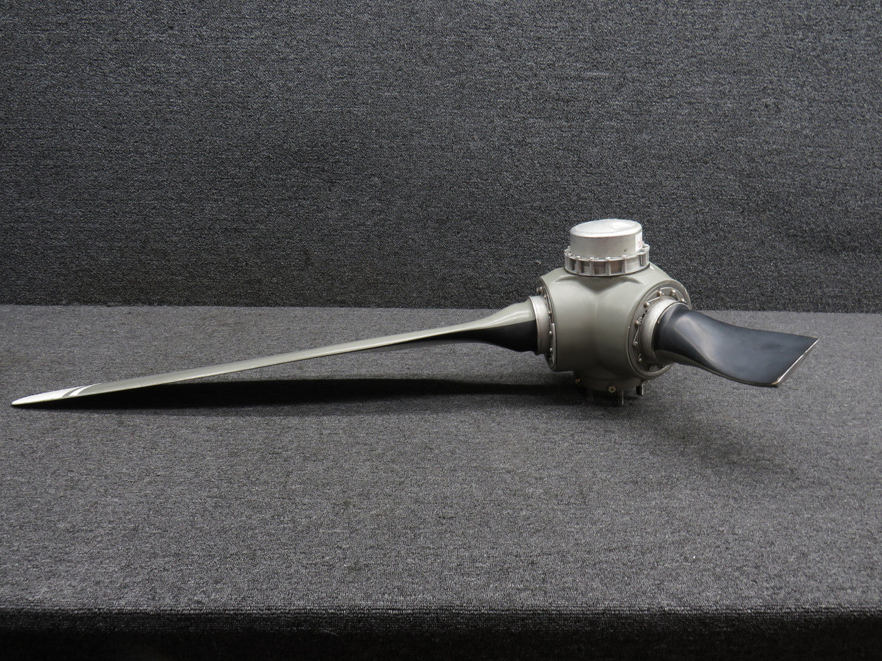 3A32C76-SMR,82NB-2 McCauley 3 Blade Propeller Hub with Logs (Prop