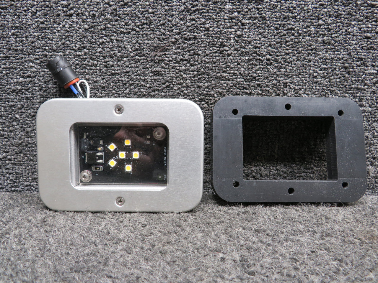ベルリンリンページ 01-0770813-40 Whelen Interior LED Light (Volts: 28) – BAS Part Sales