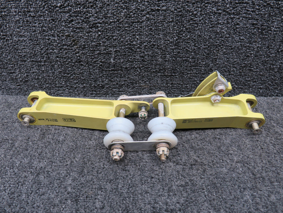 0961512-3, 0961512-1 Cessna 162 Control Yoke Bellcrank Assembly Inbd - Outbd