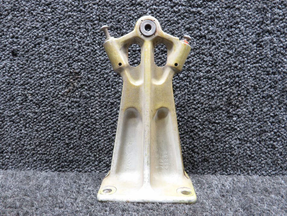 45253-003 (Cast: 45252) Piper PA31T Center Elevator Hinge