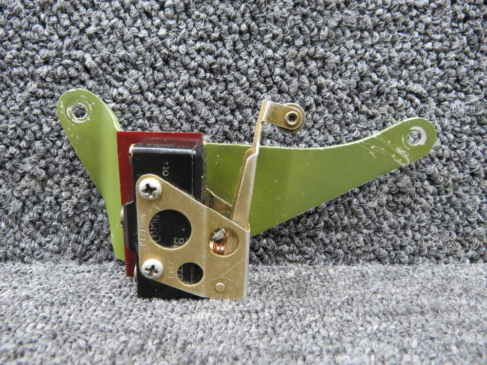 BZ7RT04, 5045028-5 Cessna 421B Landing Gear Down Actuator Limit Switch w Bracket
