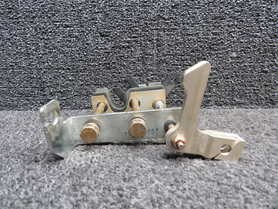 20267-004, 20293-004 Cirrus SR22 Lower Cabin Door Rotary Latch RH w Bracket