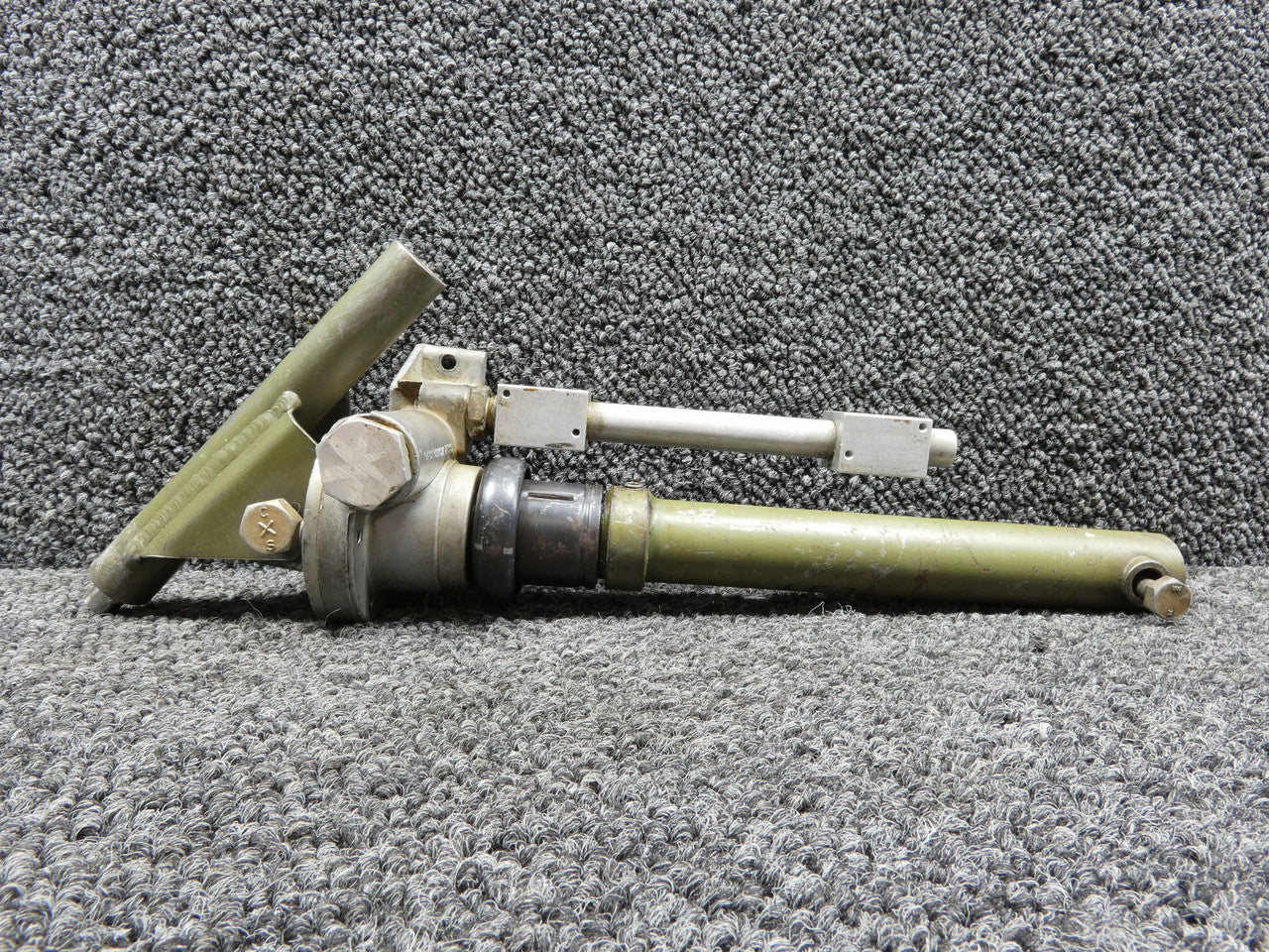 Cessna117出品　2個口 C301002-0113 Cessna 152 Flap Actuator and Switch Bar Assembly with