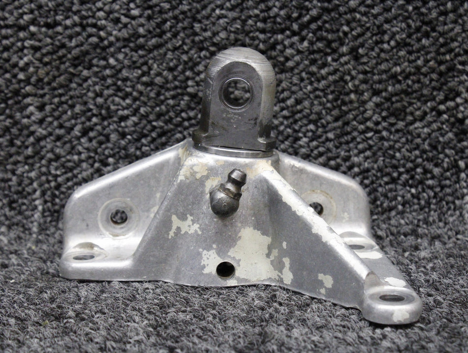 95643-009 Piper PA-34-200T Main Gear Truss Bracket RH (Diameter: .625”)