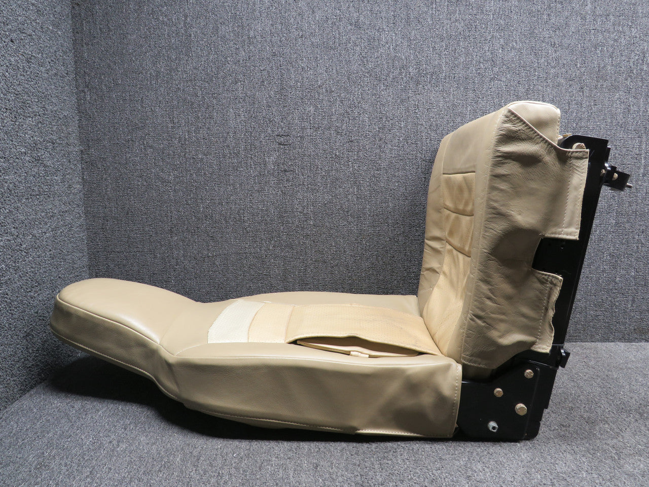 6A-0007-6U-5, 6A-0001-1-6U-5 Cessna LC41-550FG Front Seat Assembly