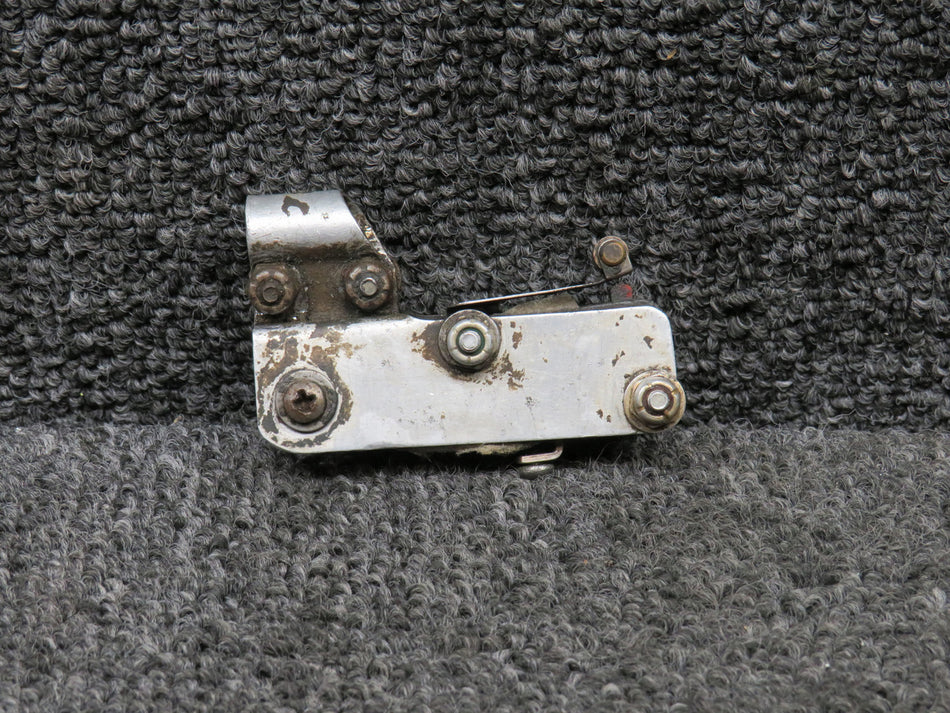 V3-1, 33-369124-1 Beechcraft F33A Throttle Warning Switch