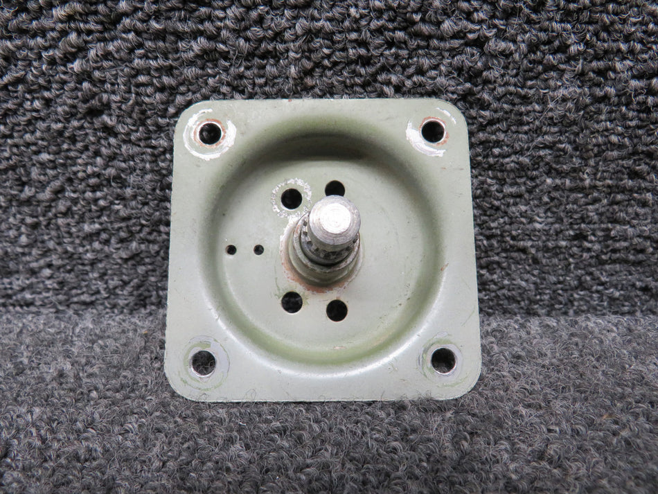 0413195-3, 0511227-6 Cessna 172B Cabin Door Bearing Plate and Shaft Assembly RH