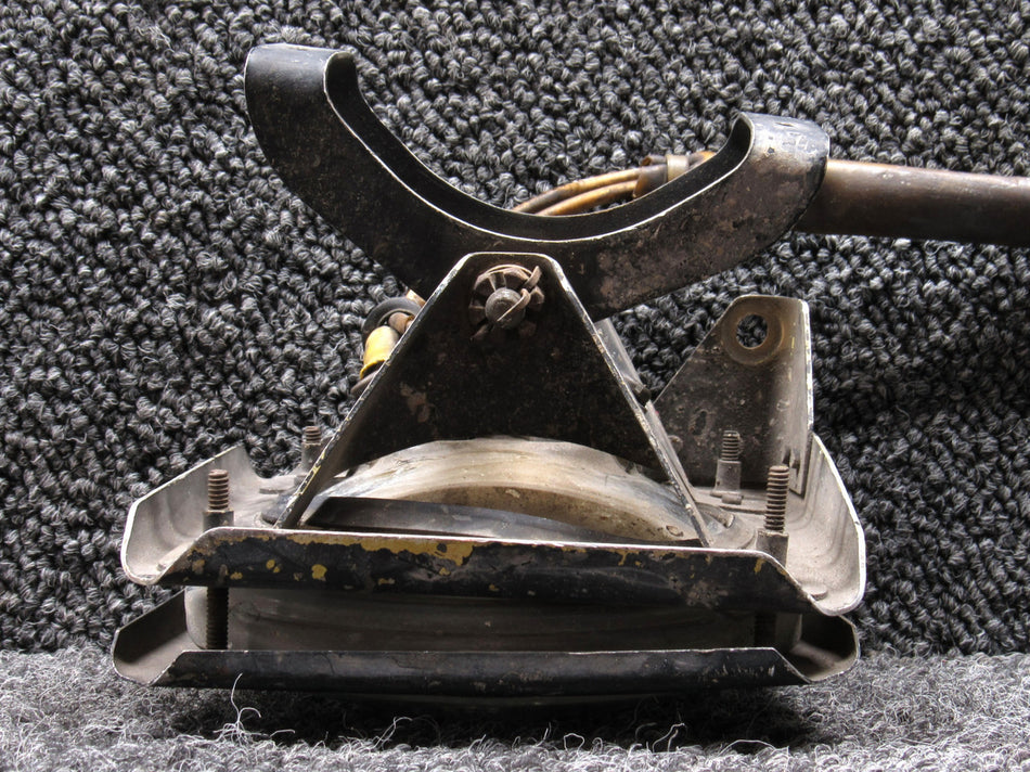 19134-000, 472-661 Piper PA23-250 Taxi Light and Bracket Assembly