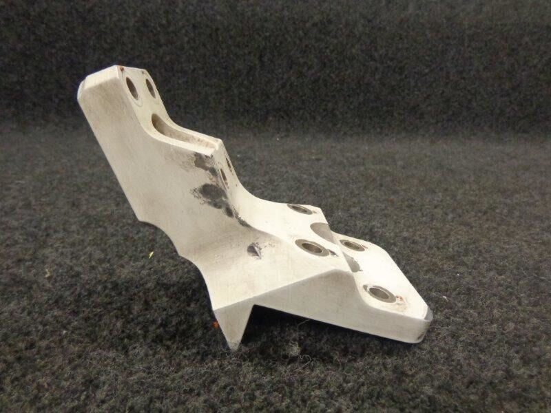 13284-001 Cirrus SR20 Main Gear Axle Fitting LH
