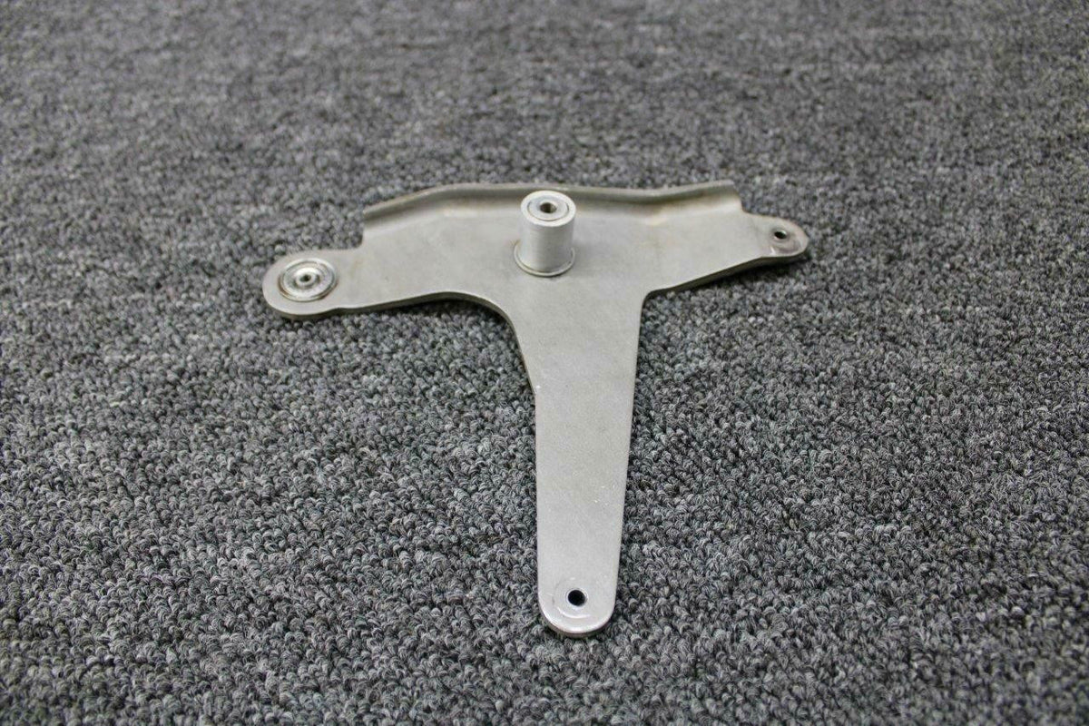 Cessna 0320106-1 Cessna 195 Aileron Bellcrank RH
