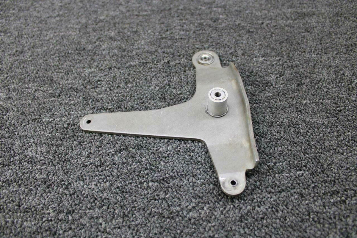 Cessna 0320106-1 Cessna 195 Aileron Bellcrank RH