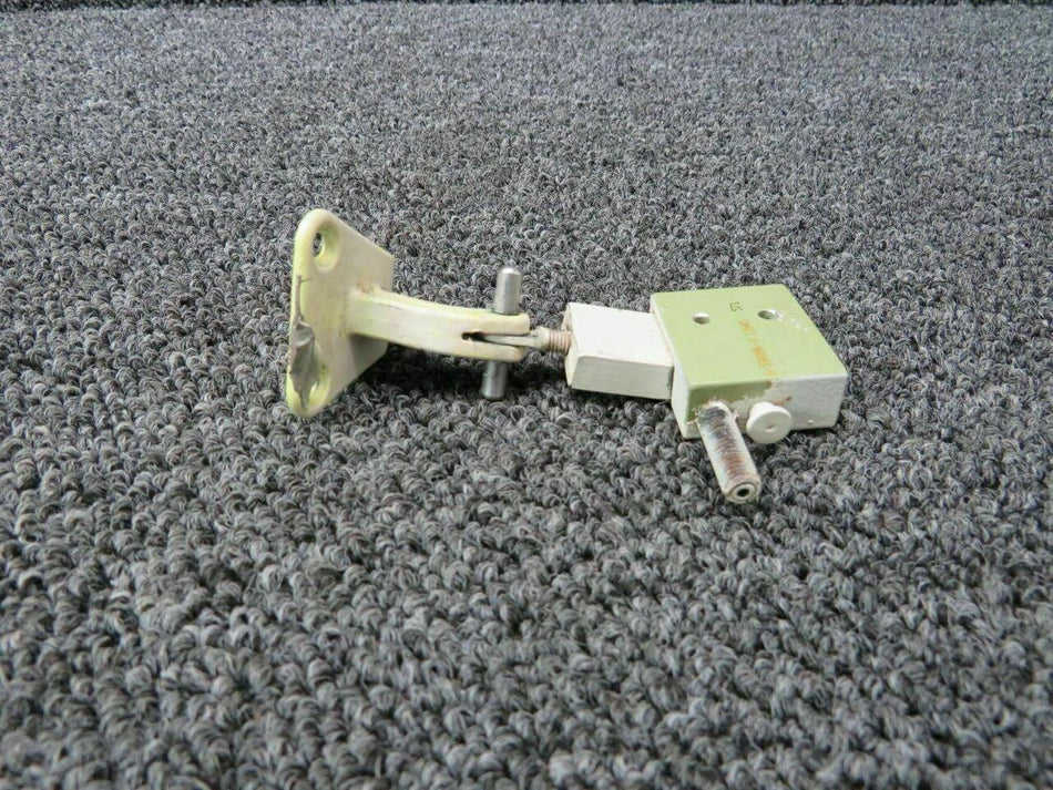 Beechcraft 002-430055-39 / 106-530097-9 Beech 58 Emergency Window Support W/ Links