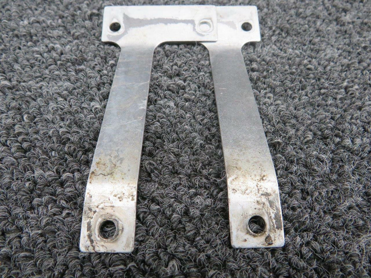 Cessna 0500315-2 / 0500315-1 Cessna 150 / 185 Fuel Strainer Bracket Set