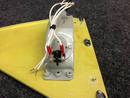 Piper 472-788 / 49081-002 Piper PA-31T Grimes Light Socket W/ Bracket V 28