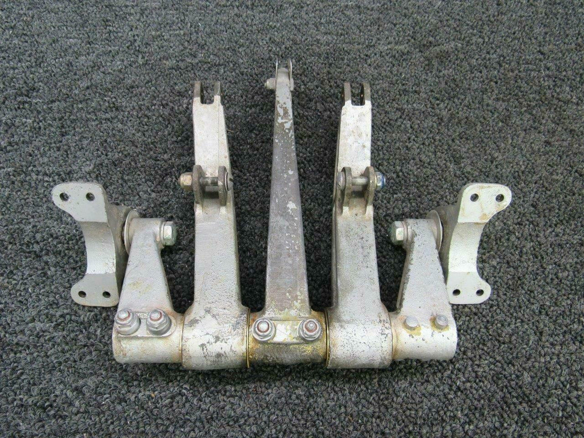 Beechcraft 35-524100 / 35-524108 Beech B35 Differential Arm Control Assy W/ Supports