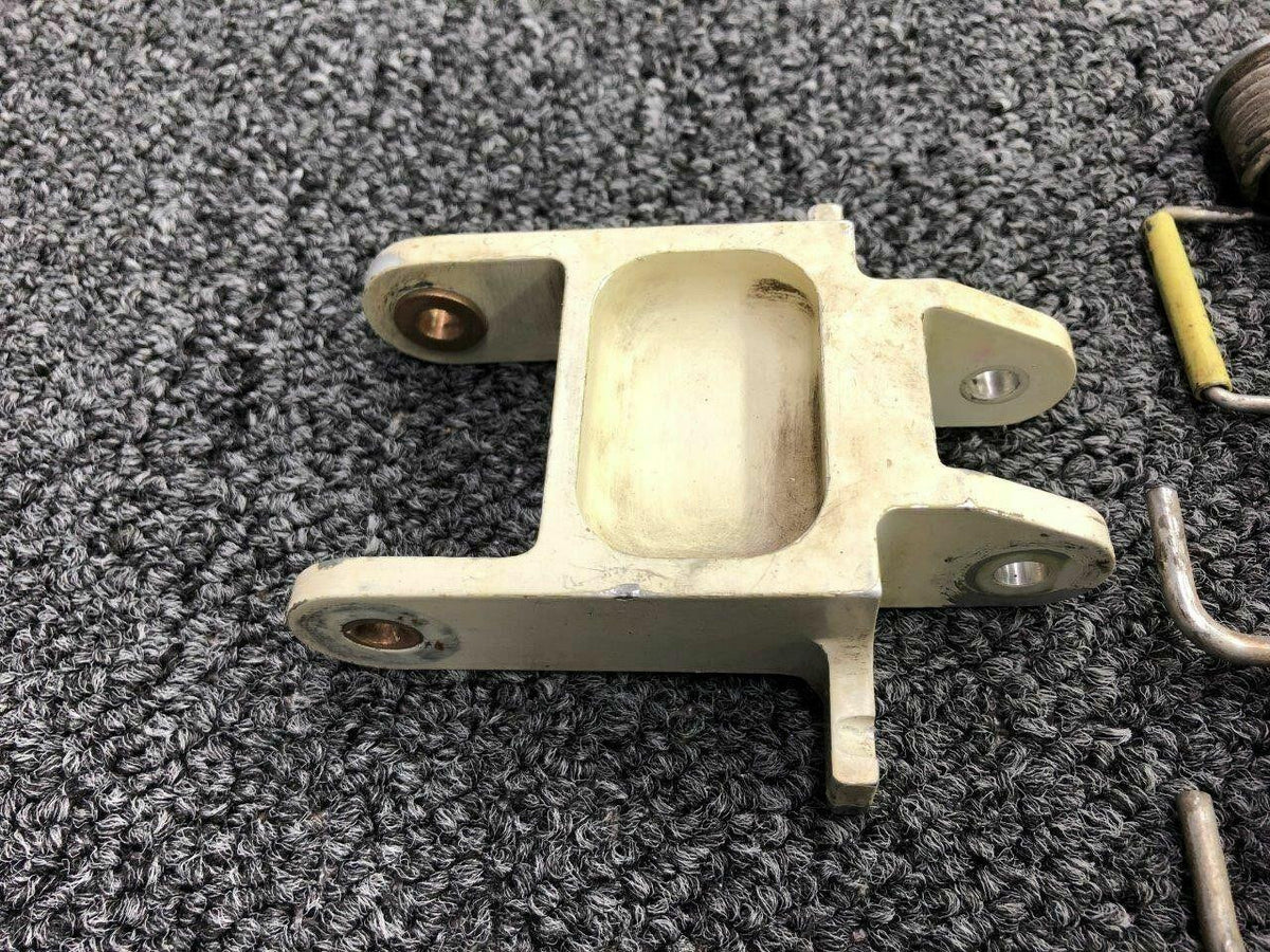 Beechcraft 60-810083-5 / 60-810083-10 Beech B58 Main Gear Uplock / Retract Set RH