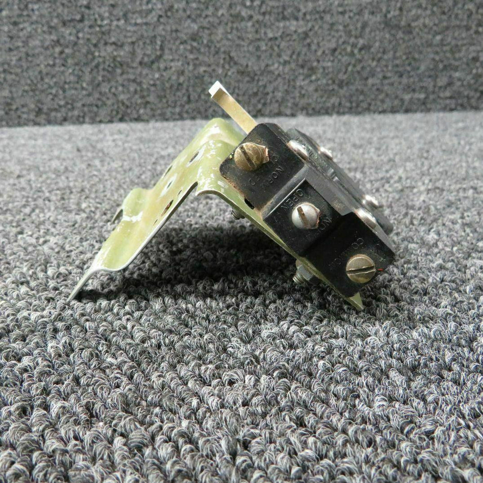 Cessna 5115252-6 / BZ-7RWT80 Cessna T310R Flap Limit Switch w/ Bracket Volts 28
