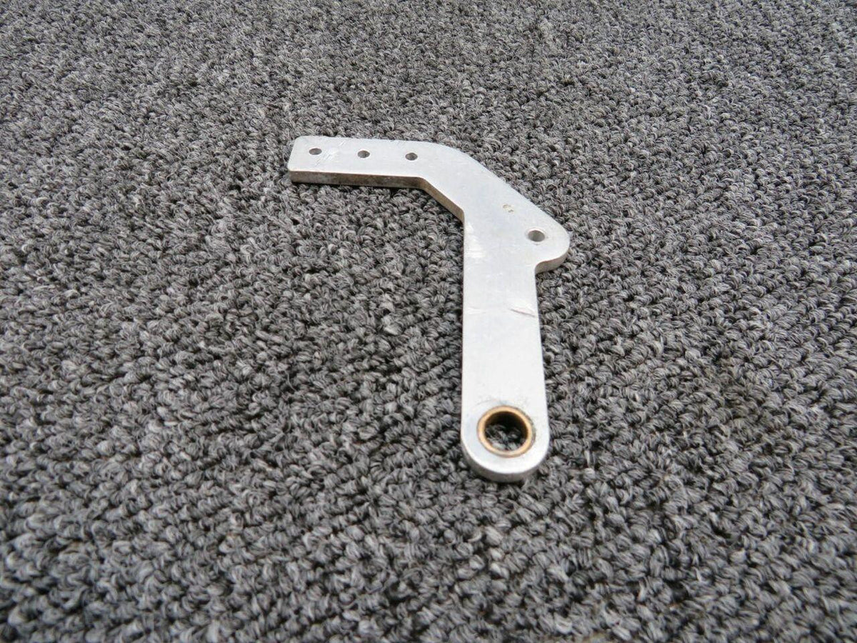Cessna 2213106-2 Cessna TR182 RH Center Bracket Hinge