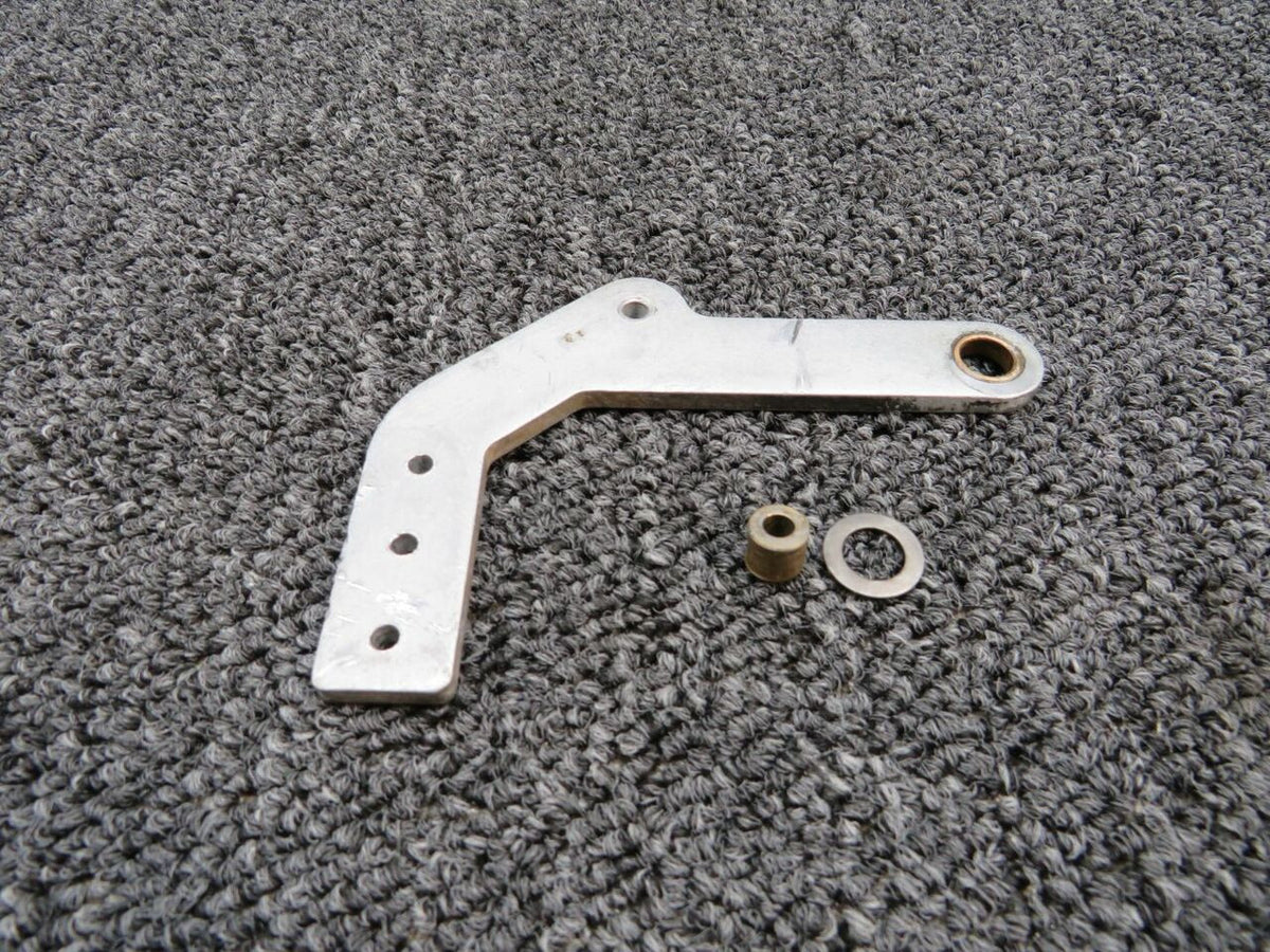 Cessna 2213106-2 Cessna TR182 RH Center Bracket Hinge