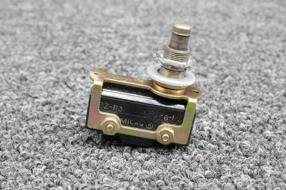 Beechcraft 102-364013-601 Beech 58P Baggage Door Light Switch Volts 28