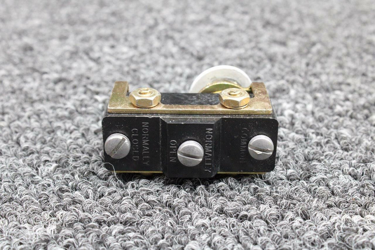 Beechcraft 102-364013-601 Beech 58P Baggage Door Light Switch Volts 28
