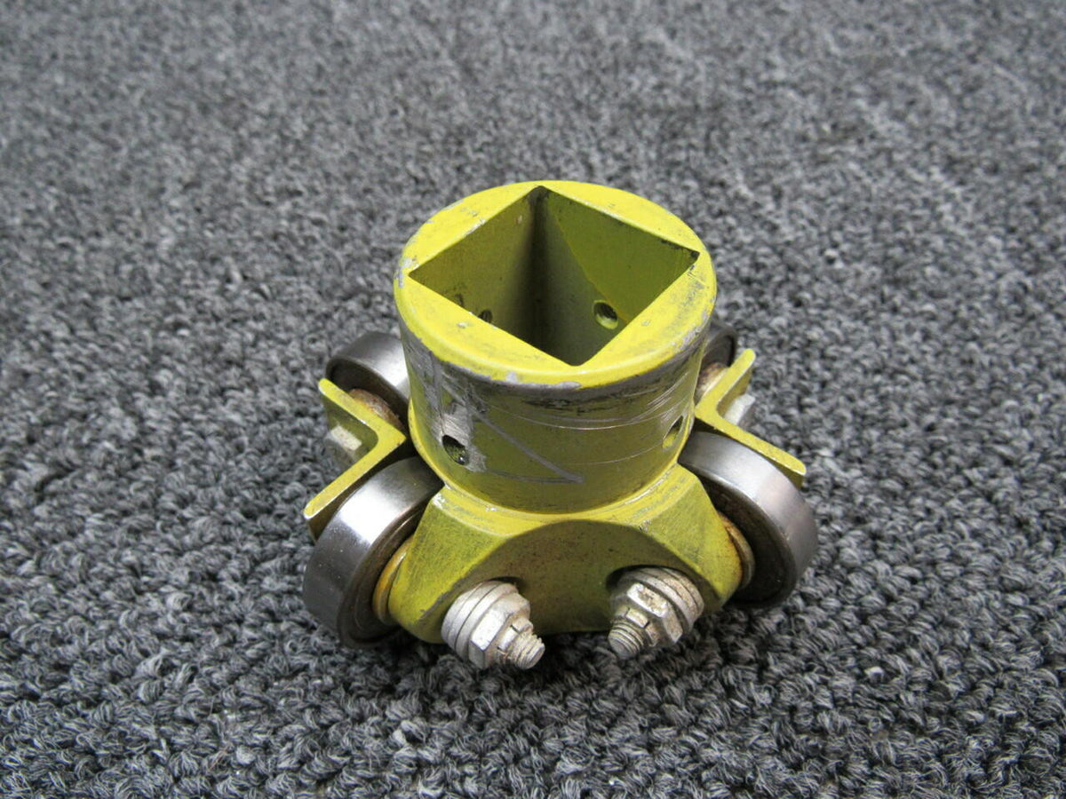 Piper 20963-000 Piper PA24-250 Control Wheel Roller Attachment Fitting RH