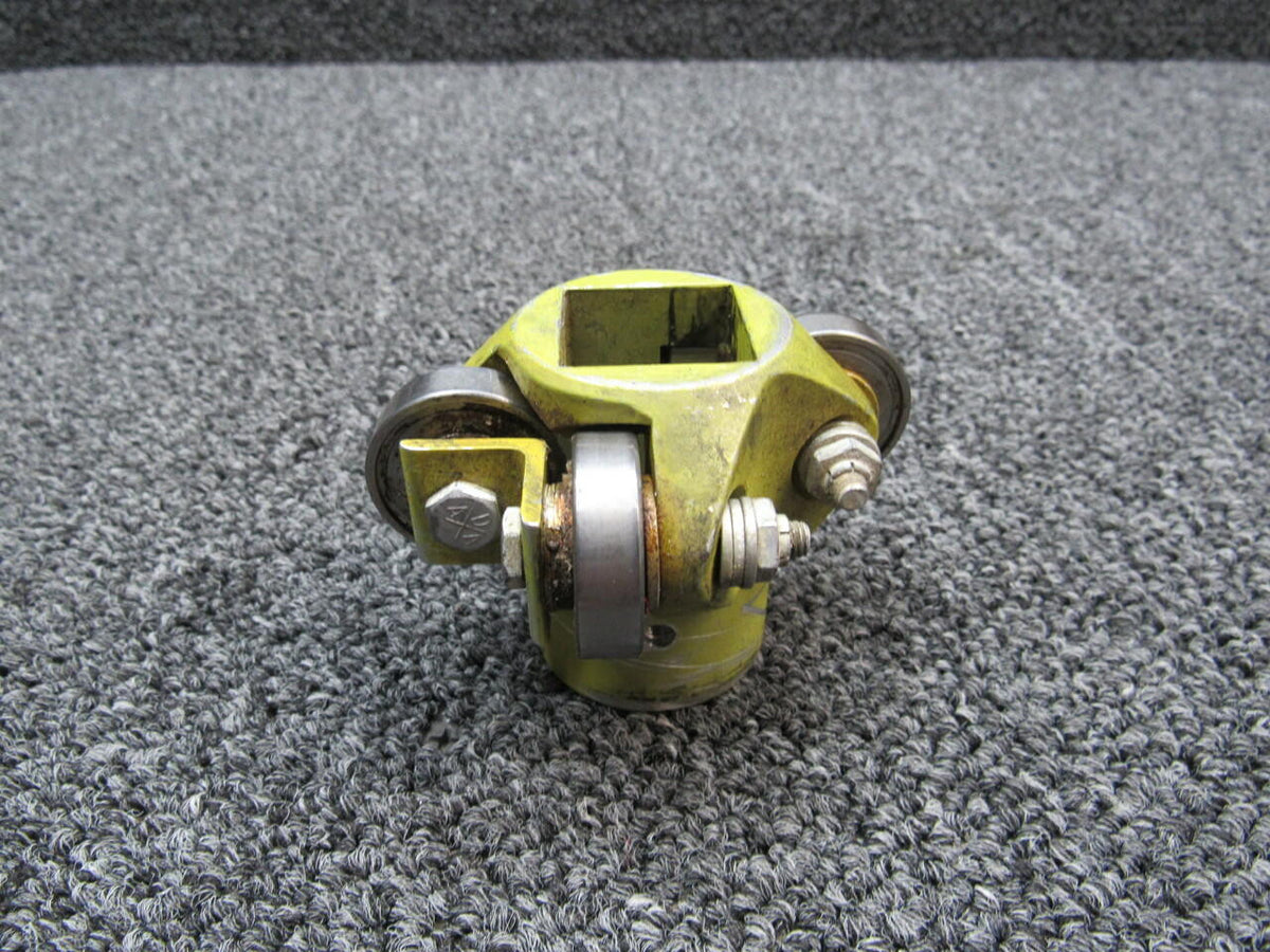 Piper 20963-000 Piper PA24-250 Control Wheel Roller Attachment Fitting RH