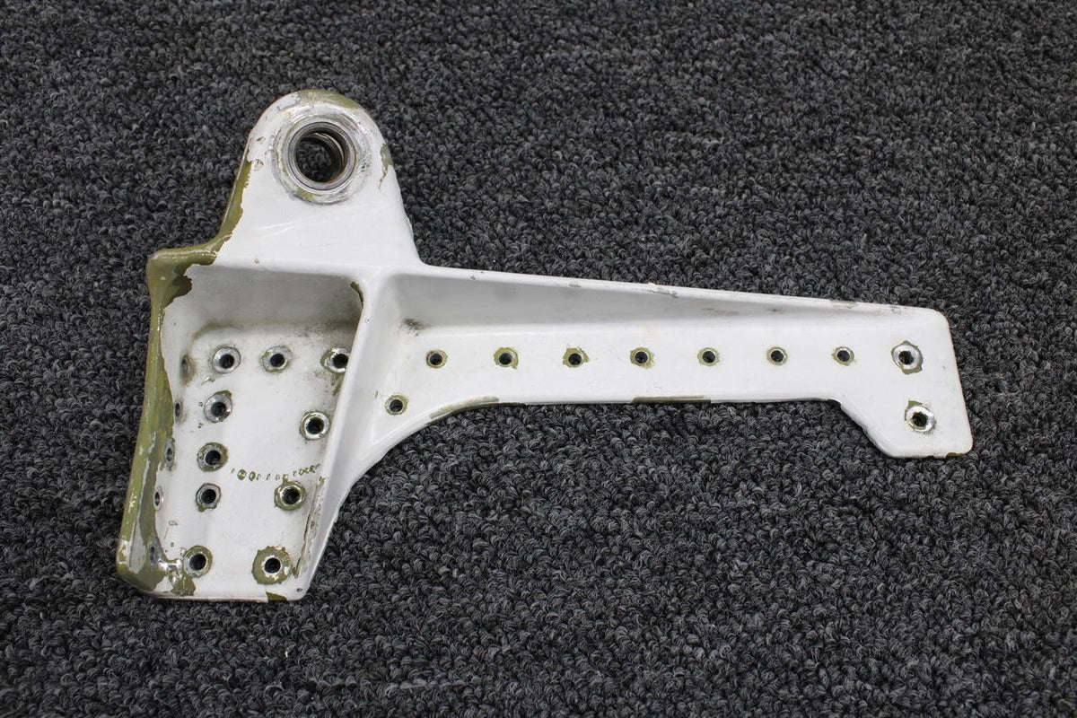 Cessna 5122725-4 Cessna 402C Main Gear Actuator Fitting RH
