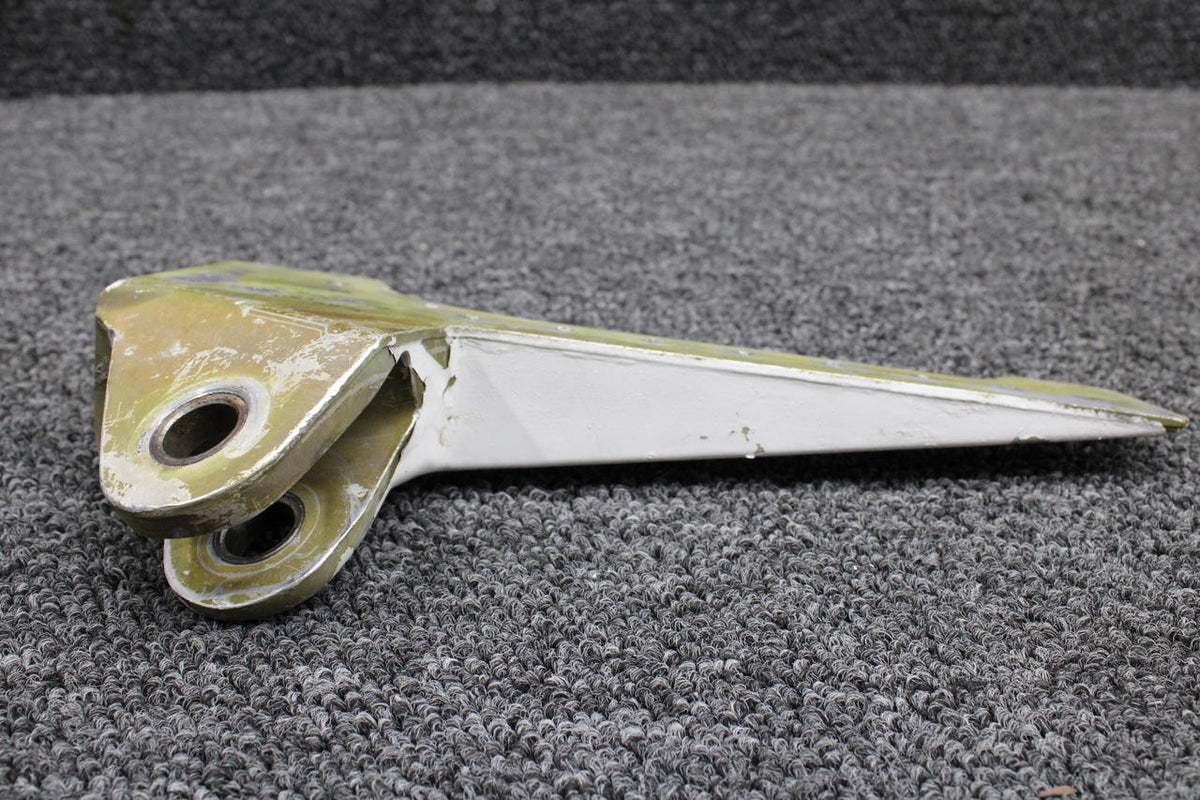 Cessna 5122725-4 Cessna 402C Main Gear Actuator Fitting RH