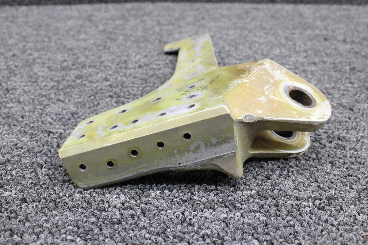 Cessna 5122725-4 Cessna 402C Main Gear Actuator Fitting RH